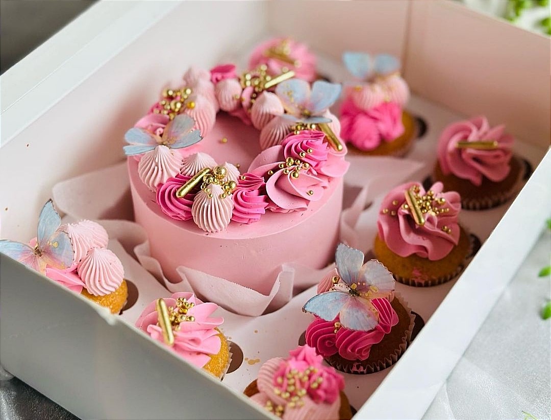 Simple pink floral bento cake